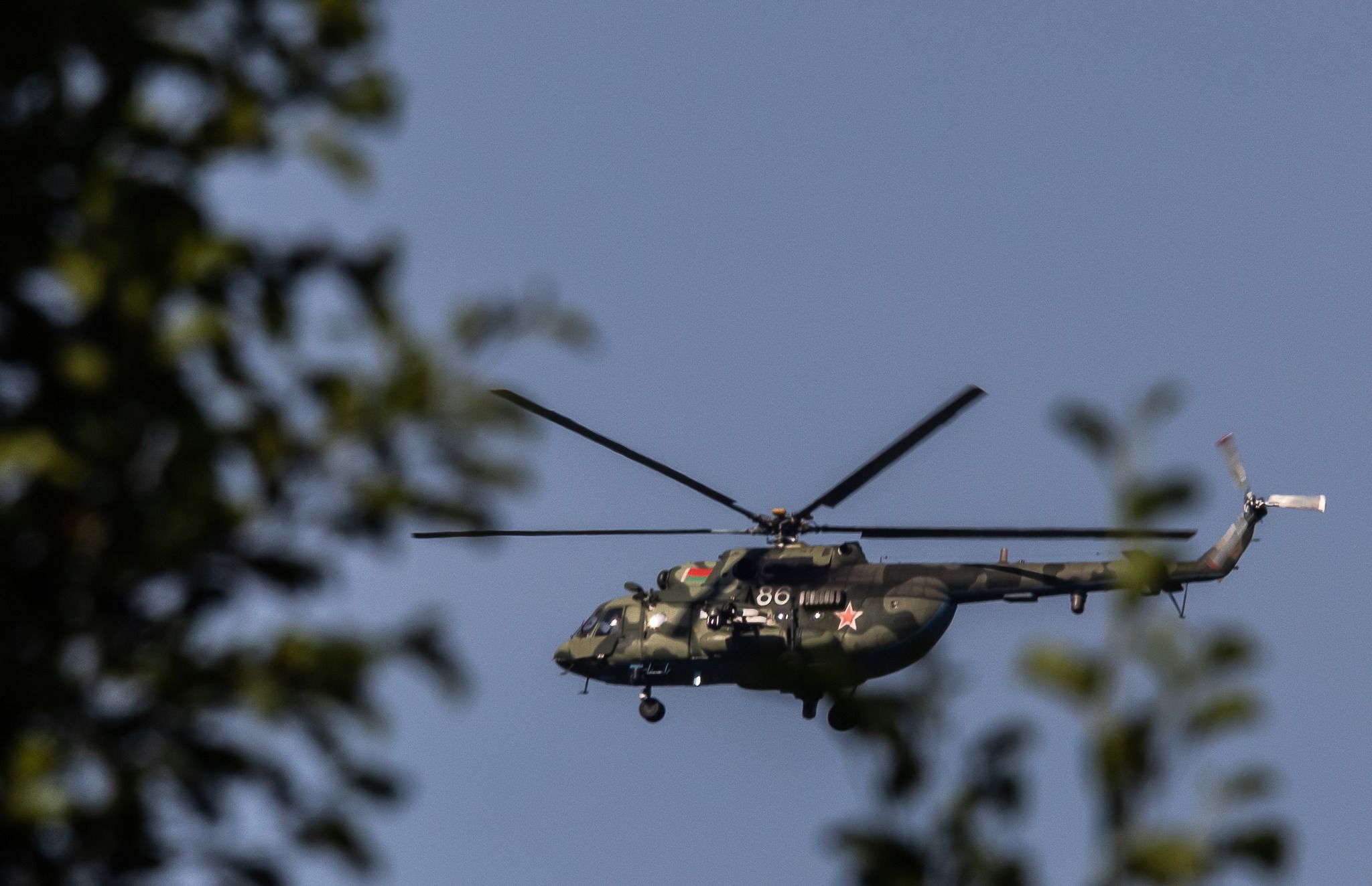 Гелікоптери літали над дахами будинків мешканців Біловежі / Фото: Еліза Ковальчик / © 