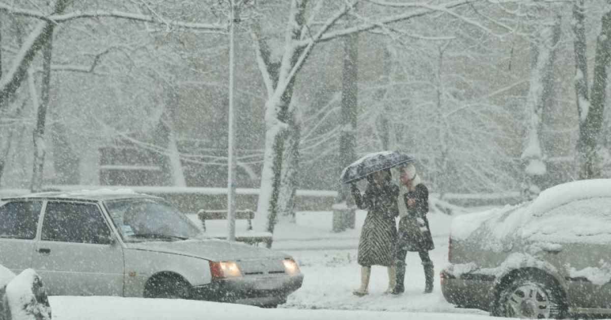 Киян замете снігом.