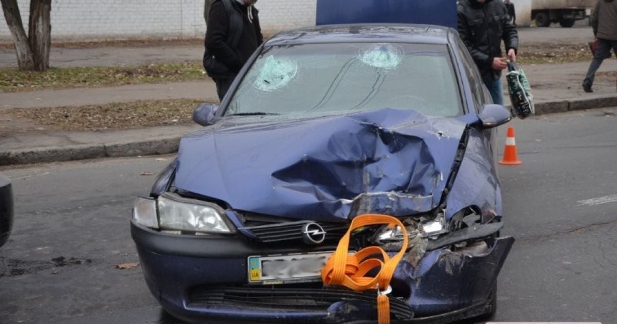 У Миколаєві військовий на Opel влетів у вантажівку