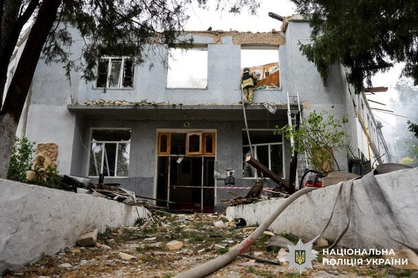 Уламки дрона спричинили пожежу в навчальному закладі в центрі Рівного.