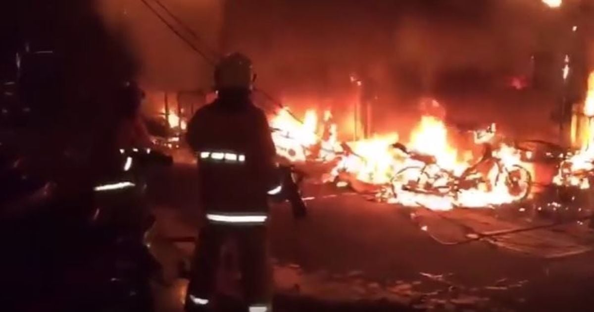 В Таиланде мощный огонь охватил многочисленные бары на пешеходной туристической улице