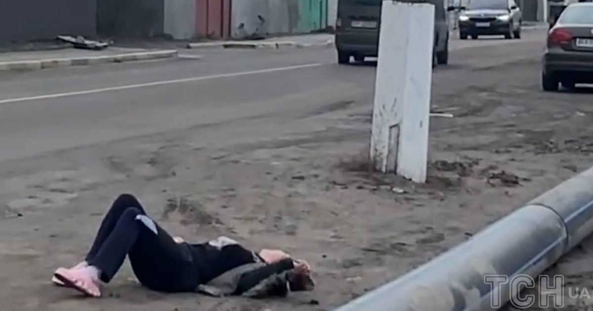 Жінку протягли за машиною, а потім вона впала на землю