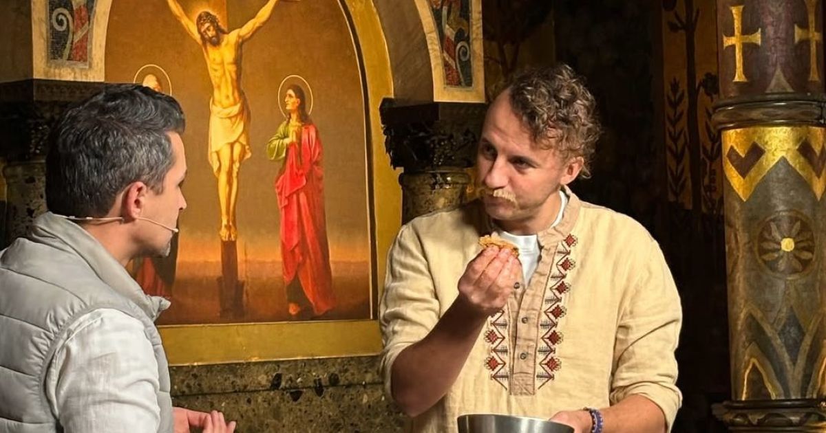 Акім Галімов та Євген Клопотенко на зніманнях у трапезній палаті Лаври