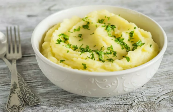 Чем потолочь картошку на пюре, чтобы блюдо имело кремовую текстуру: секрет профессиональных поваров