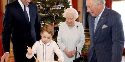 Королева Елизавета II и трое ее наследников представили новогоднюю открытку