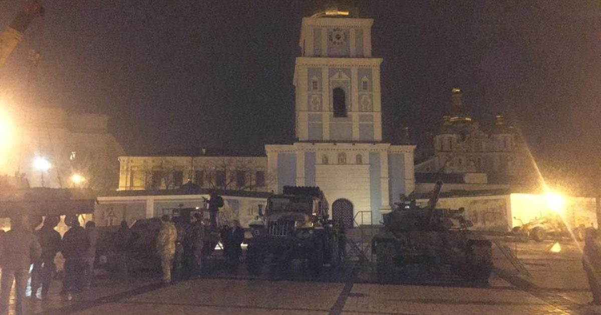 Всю ночь на Михайловскую площадь свозили российскую военную технику и оружие для выставки "Присутствие"