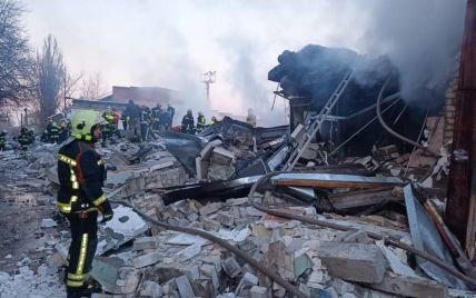 Появились фото с места мощного взрыва на заводе в Киеве