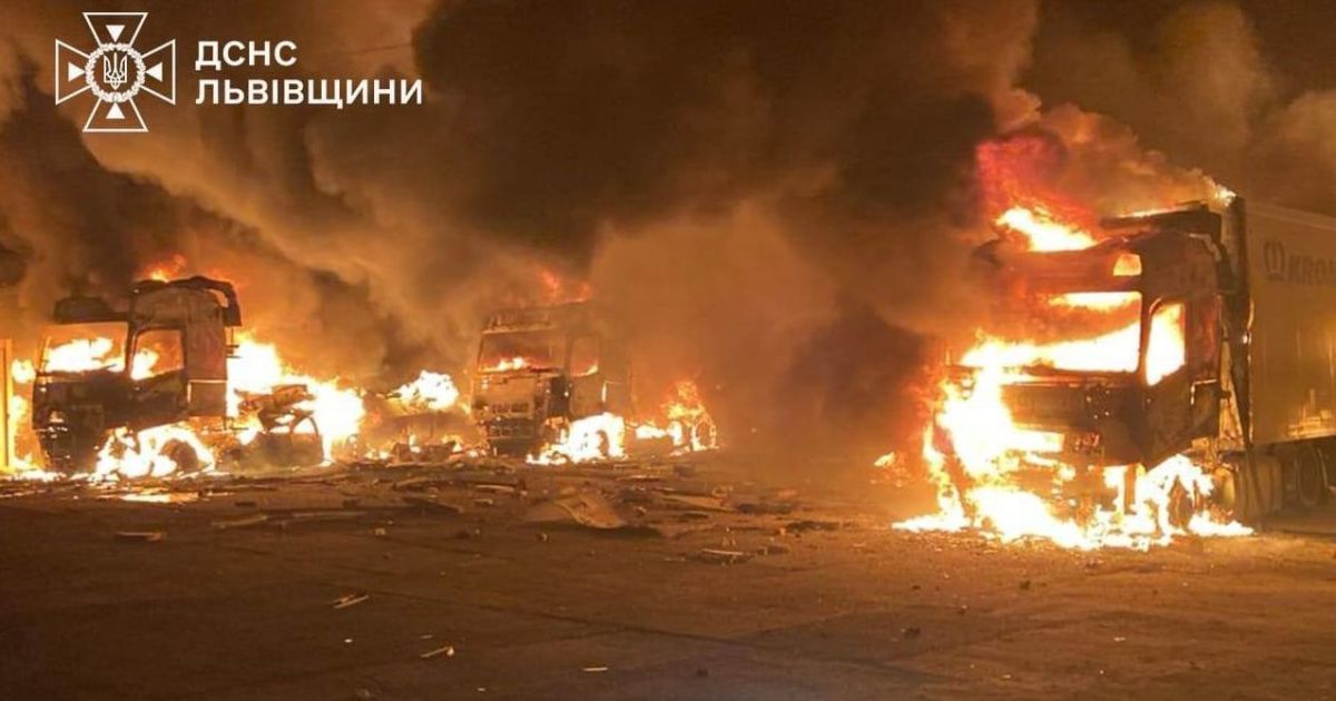 Через падіння уламків дронів на Львівщині згоріли 4 вантажівки / Фото: ДСНС Львівщини