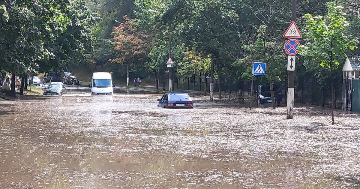 В Киеве ливень затопил улицы: автомобили движутся по окна в воде