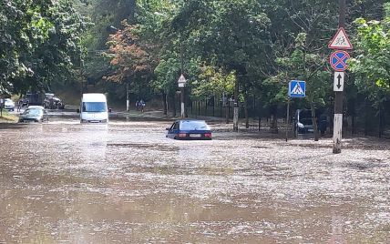В Киеве ливень затопил улицы: автомобили движутся по окна в воде