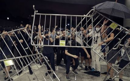 Массовые протесты в Гонконге возобновились: против митингующих применили спецсредства