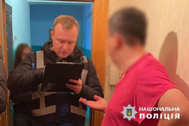 Один из подозреваемых по делу о незаконной перепродаже железнодорожных билетов / Фото: Полиция Киева / Facebook