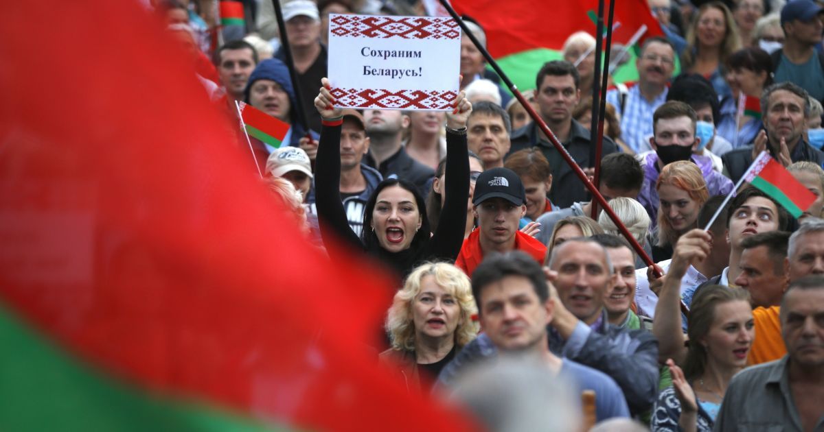 Лукашенко приказал в течение двух дней навести порядок в стране и пригрозил "противникам власти"