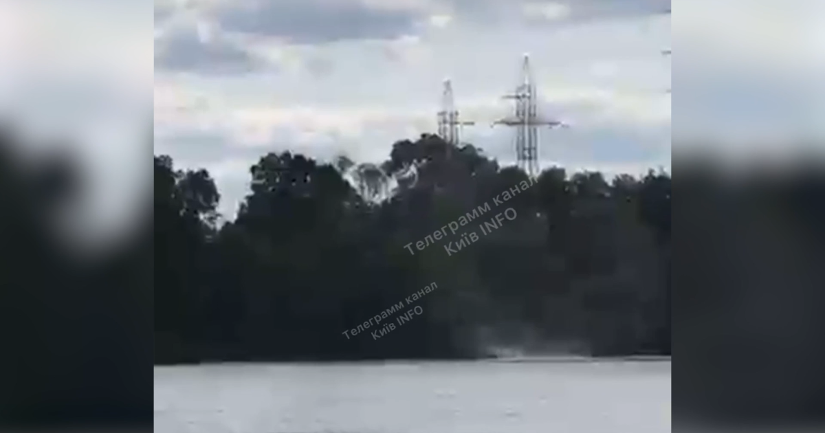 В Киеве заметили водяное торнадо.
