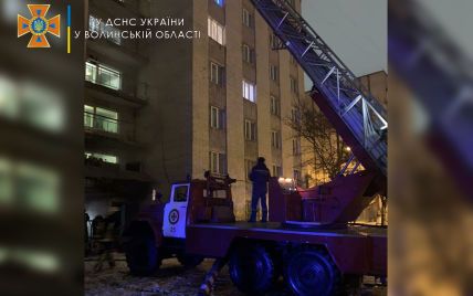Студенти не могли вибратися з вогню: у Луцьку горів гуртожиток університету (фото)