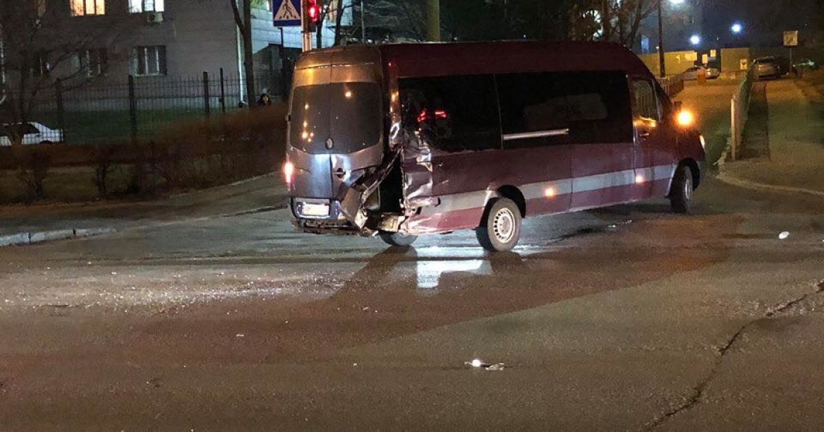 В Киеве мотоциклист разбил маршрутку и сбежал