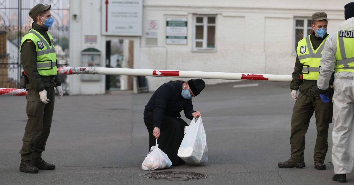 Поистине карантин: как встречали Пасху в киевских церквях в фотографиях