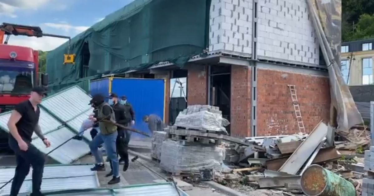 Незаконна забудова на Поштовій площі