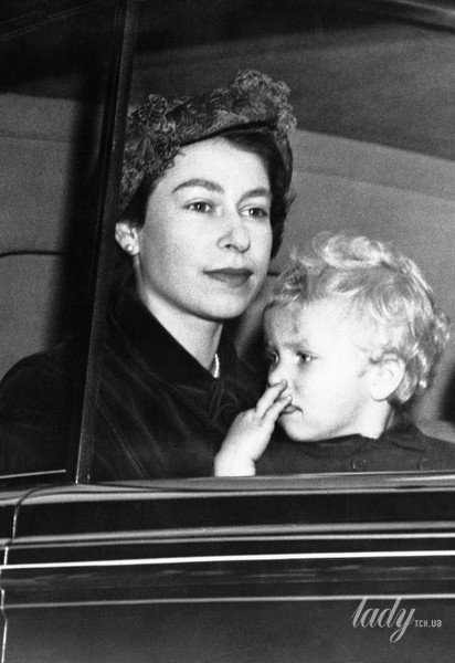 Королева Єлизавета II з принцесою Анною / © Associated Press