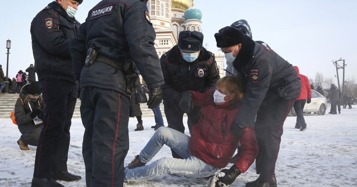 На мітингах на підтримку Навального у Росії затримали вже понад тисячу людей