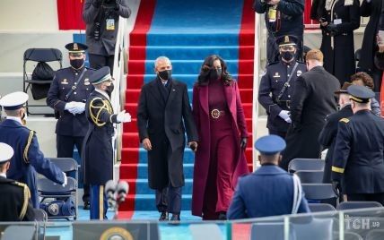 В наряде цвета марсала и с локонами: эффектный образ Мишель Обамы на инаугурации Байдена