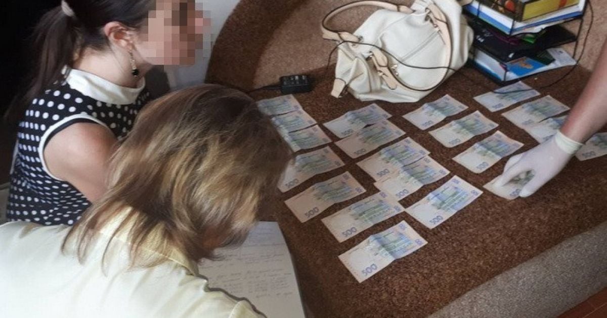 На Вінниччині на гарячому спіймали лікарку, яка вимагала у вагітної гроші за організацію пологів