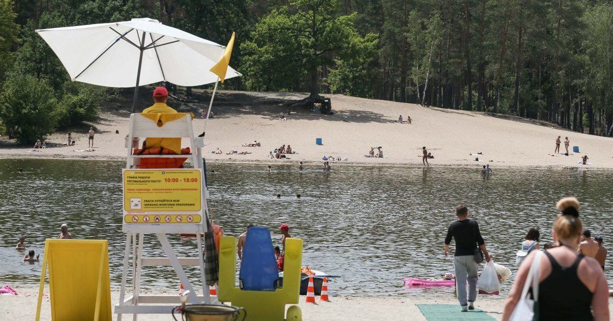 На столичних пляжах вивісили жовті прапорці – тисячі киян не зважають на небезпеку