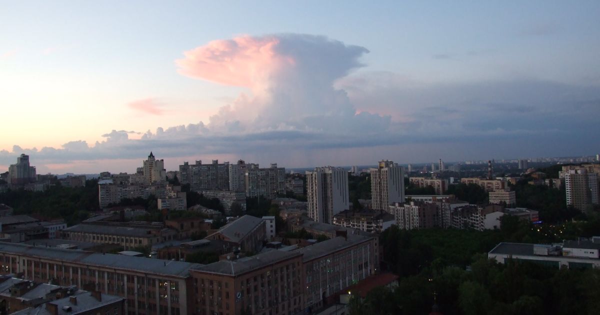"Атомний гриб" над Києвом / © Укргидрометцентр