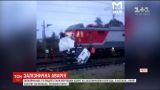 В России автобус столкнулся поездом на железнодорожном переезде