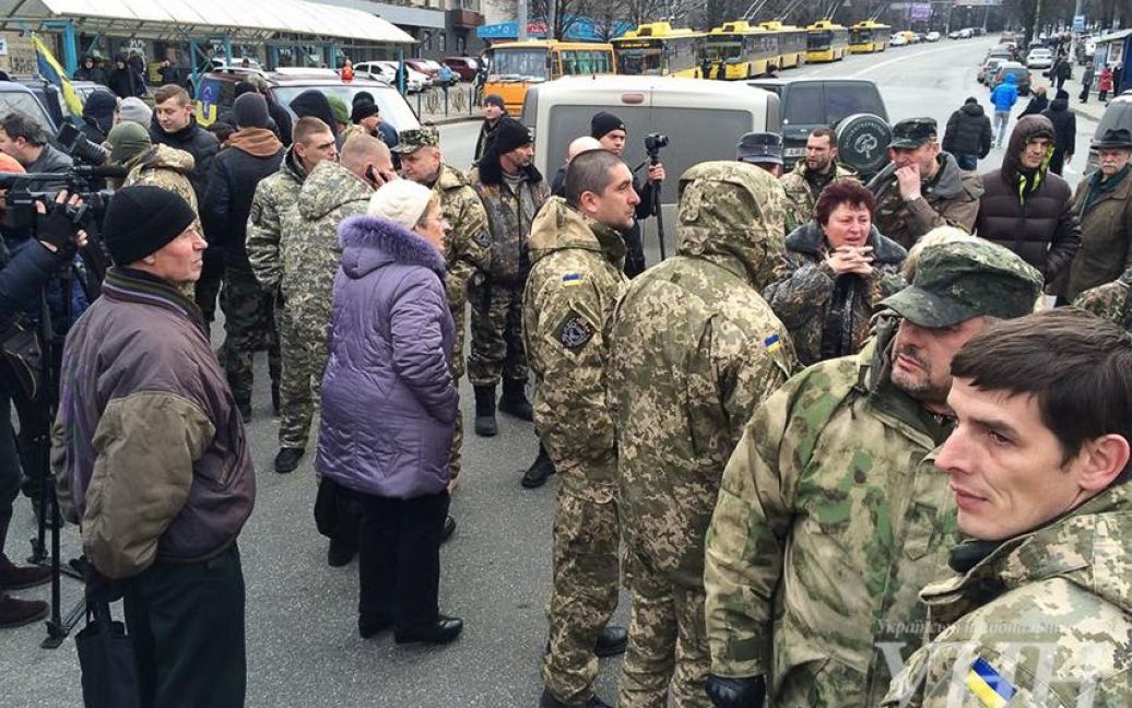 Под зданием подожгли шины / © УНИАН