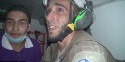 В Сети появилось душераздирающее видео, как спасатель рыдает после спасения младенца в Сирии