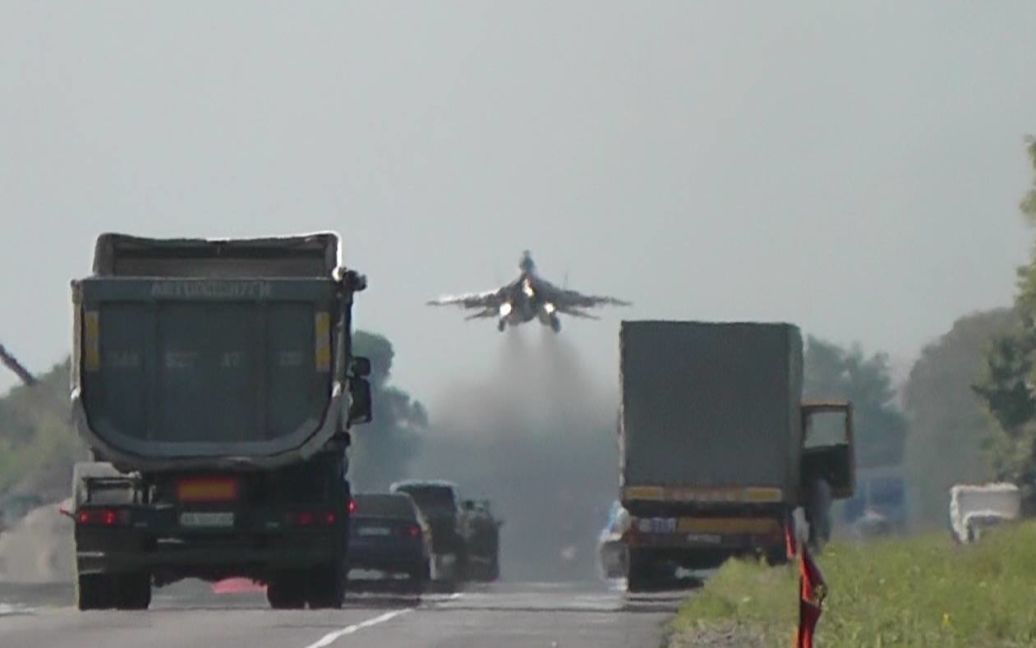 Юзеры соцсетей сообщают, что кое-где на дорогах видели самолеты / © Минобороны Украины