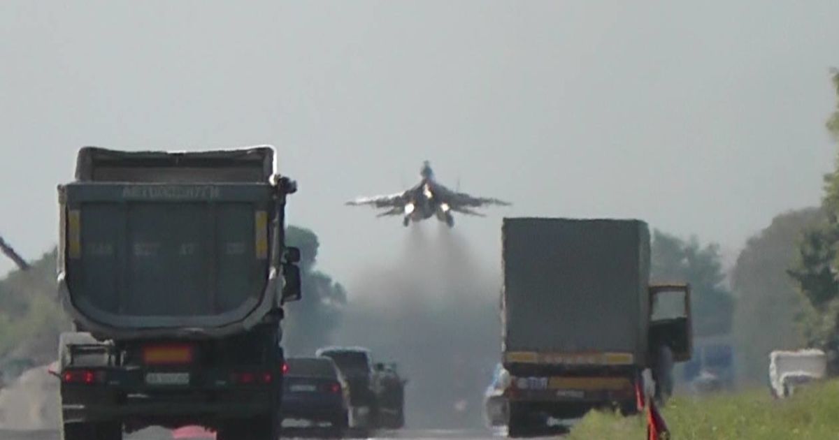 Юзеры соцсетей сообщают, что кое-где на дорогах видели самолеты