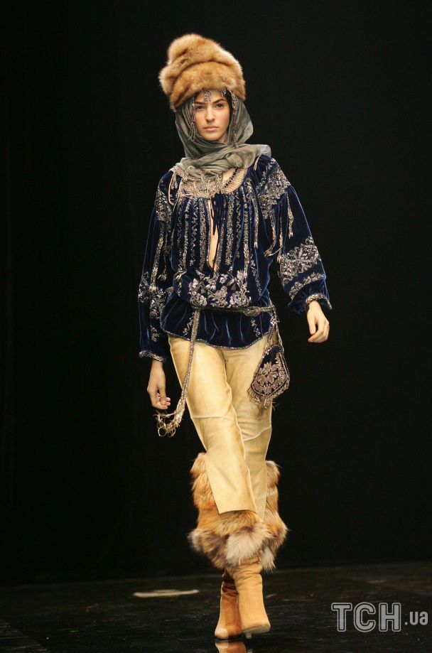 Модель на подиуме представляет наряд из коллекции Жана-Поля Готье Haute Couture осень/ зима 2005-2006 / © Getty Images