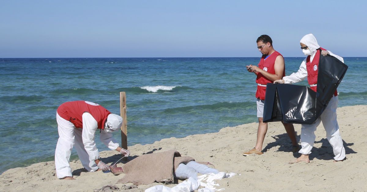 Спасатели нашли тела десятков утонувших мигрантов в Средиземном море