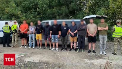 Бежали за границу целым микроатобусом. Пограничники остановили уклонистов