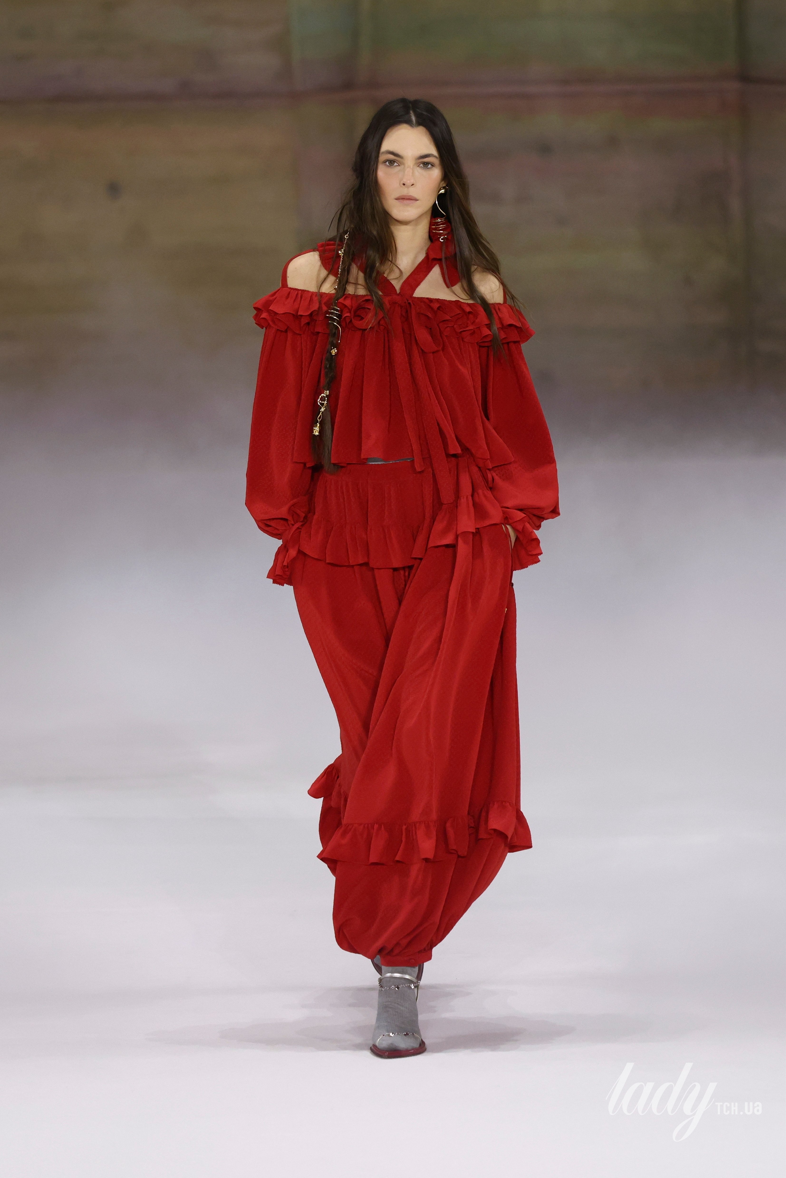 Показ Chloé — бохо-романтика зустріла грубу шкіру в колекції осінь