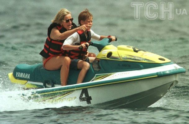 Принцесса Диана с сыном принцем Гарри / © Associated Press