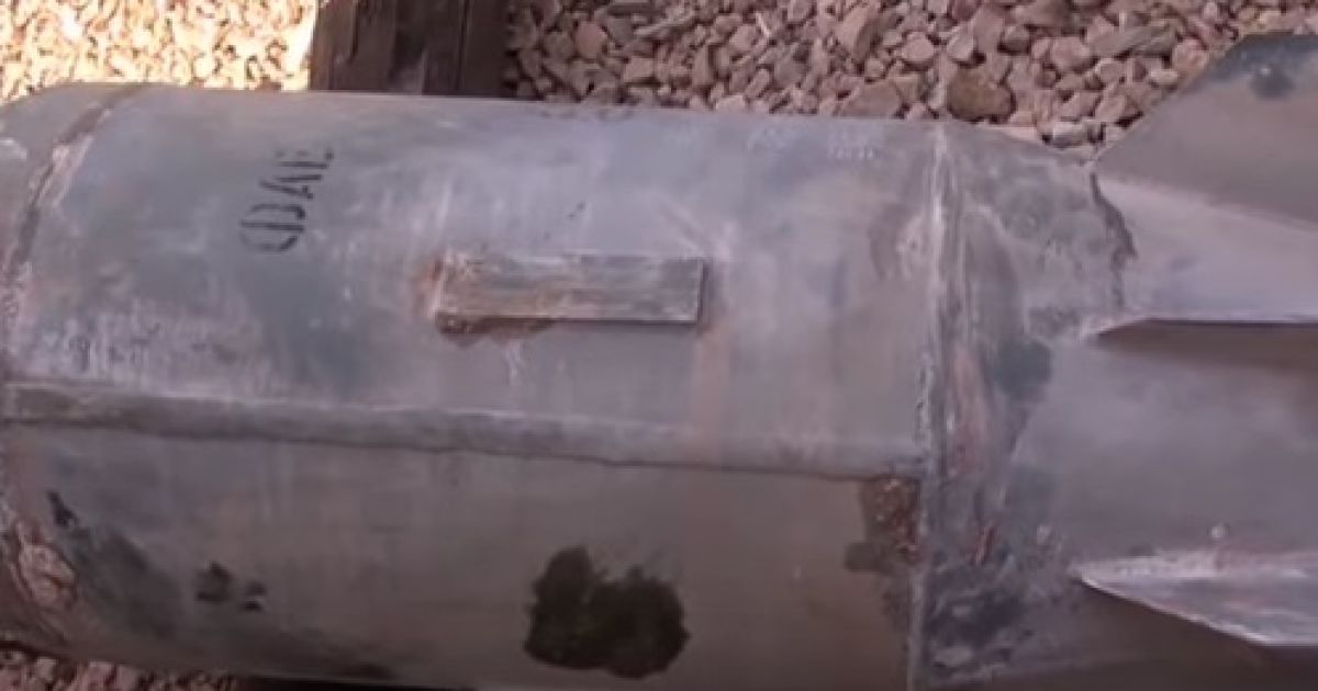 В Сети показали видео с неразорвавшейся бомбой, которую РФ бросила на Сирию