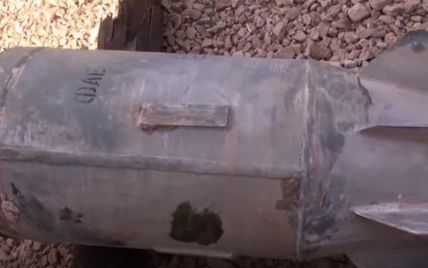 В Сети показали видео с неразорвавшейся бомбой, которую РФ бросила на Сирию