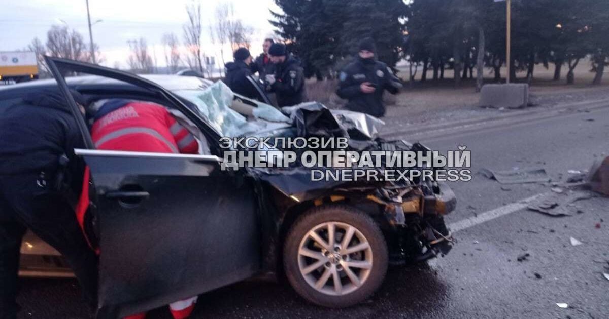 У Дніпрі нетверезий водій із наркотиками в салоні авто влетів у вантажівку: постраждала 19-річна дівчина