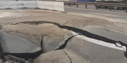 В Киеве на одной из ключевых транспортных артерий провалился асфальт