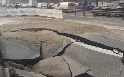 У Києві на одній з ключових транспортних артерій провалився асфальт