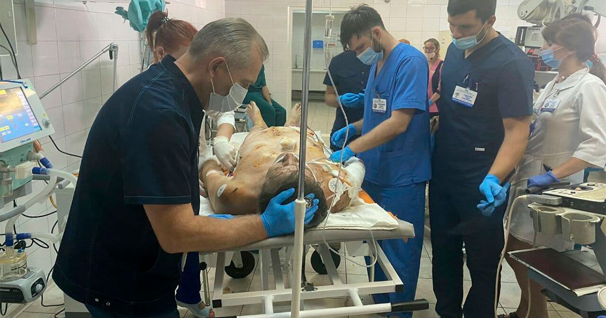 Опіки ніг, поранення живота і переломи: у Дніпрі рятують чоловіка, який потрапив під обстріл на Донбасі