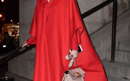 Total red look: ефектна Лора Дерн на показі Valentino в Парижі