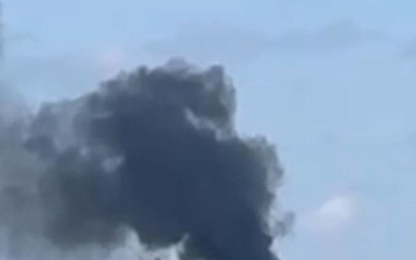 После взрывов в Днепре виден столб дыма. Фото: "Днепр Оперативный".