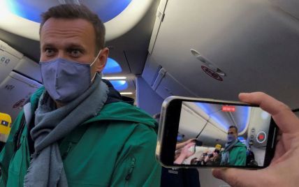 Переносили рейсы и задерживали активистов: в Россию вернулся оппозиционер Алексей Навальный