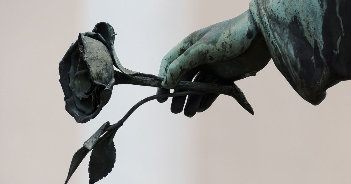 В Харьковской области дети надругались над памятником на кладбище