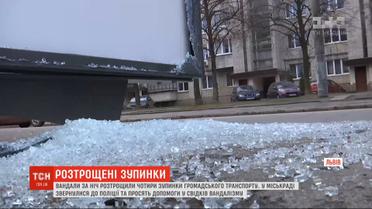 Во Львове за одну ночь неизвестные разбили 4 остановки общественного транспорта