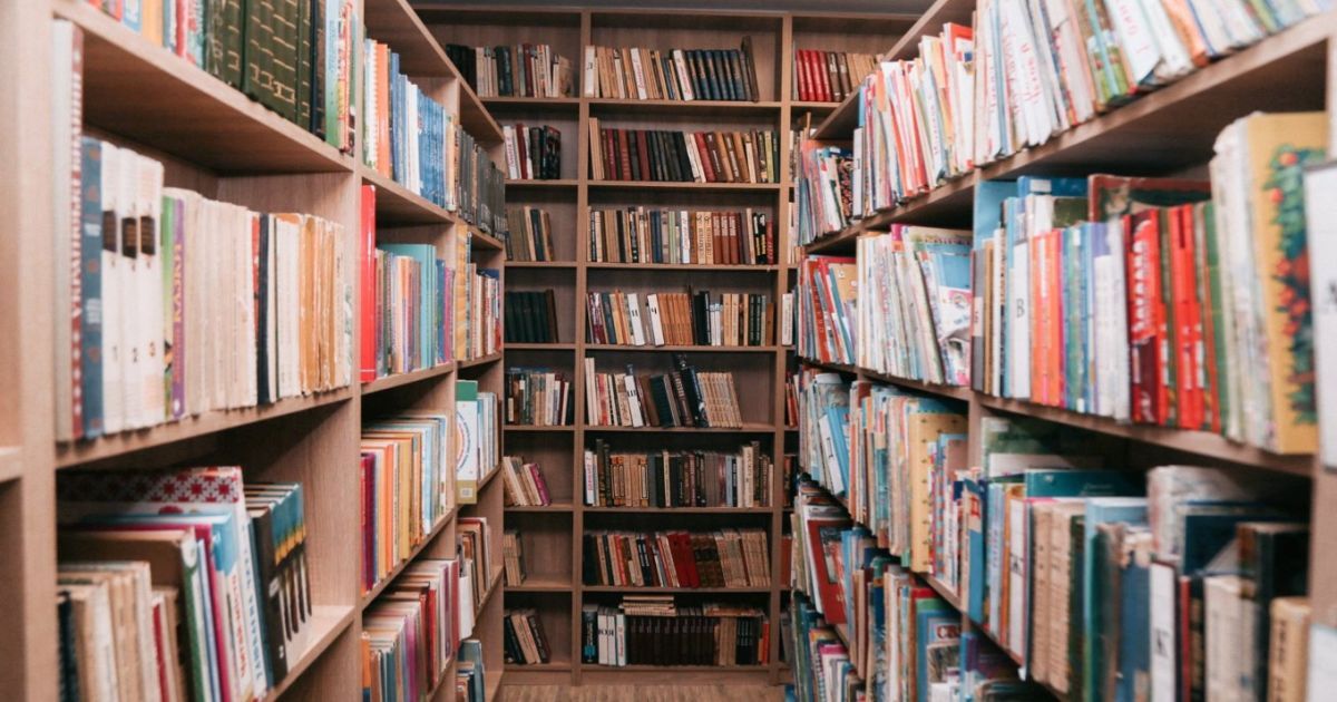 "Сняла крестик и попросила прощение у знакомых": в Днепре уволенная библиотекарь покончила с собой